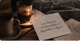Una nota de conversación junto a una vela y una taza