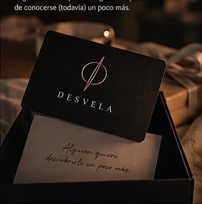 Tarjeta regalo DESVELA en una caja oscura, según la referencia de marca